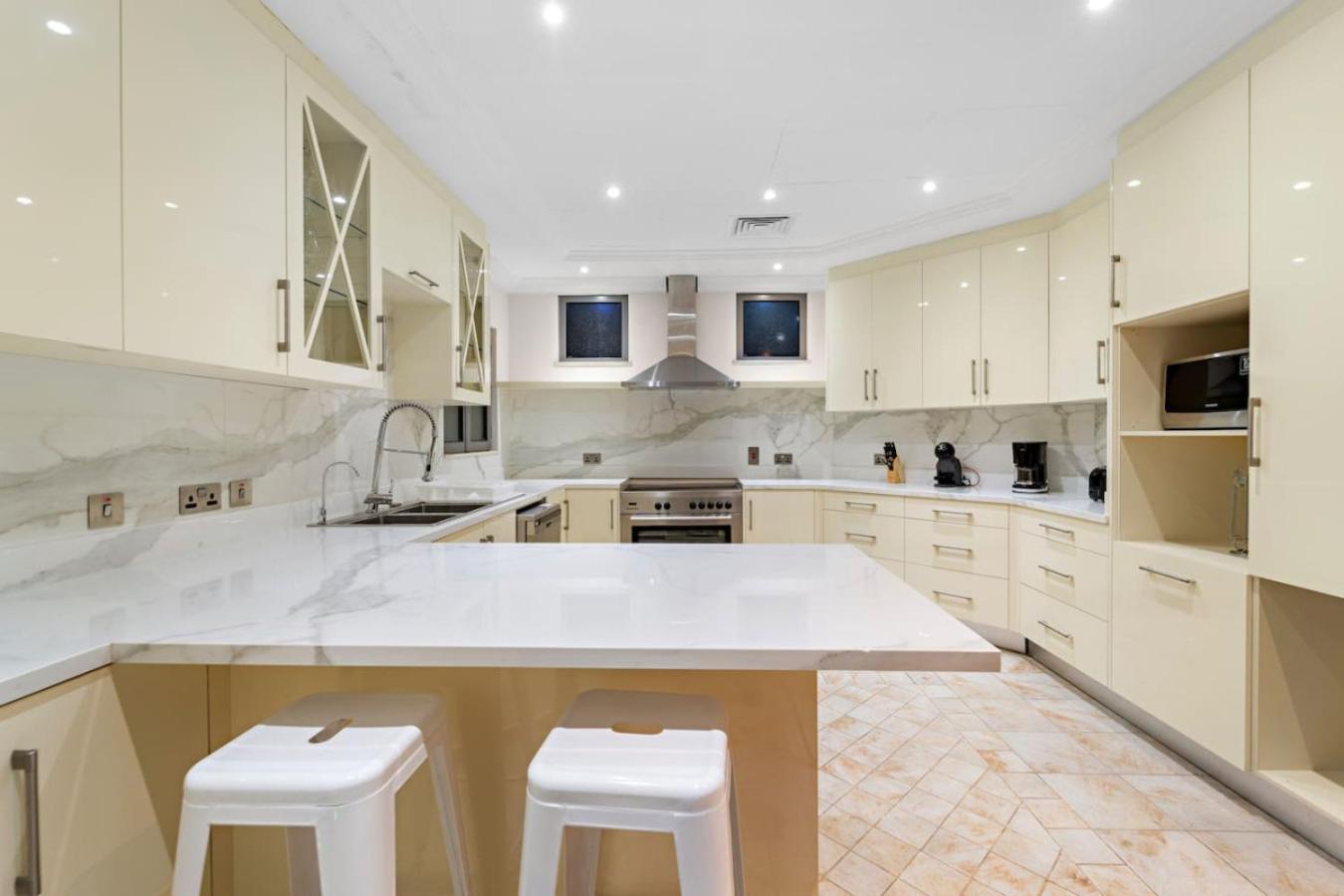 First Class Luxury 4br With Private Pool And Access Villa Dubai